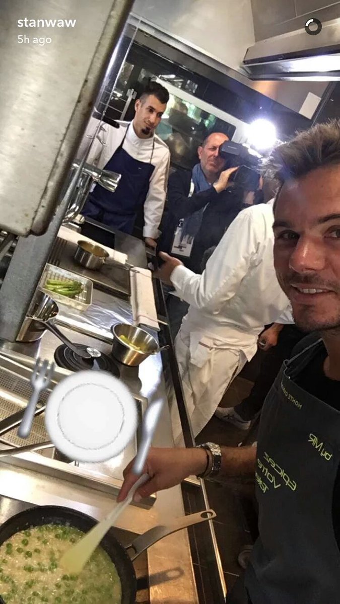 chda7777's tweet photo. πππ #StanTheChef #StanTheSelfieking #Multitasking #Wawrinka β€ (pic via @Yonex_Tennis) https://t.co/bSKU14Y8GU