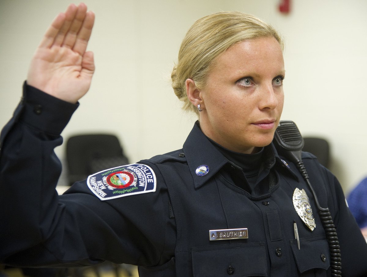 deztroyah's tweet photo. Amanda Gauthier is sworn in as #barringtonNH #BarringtonNHPD #bluelivesmatter first female officer @FostersDailyDem https://t.co/BWGS52Eetd