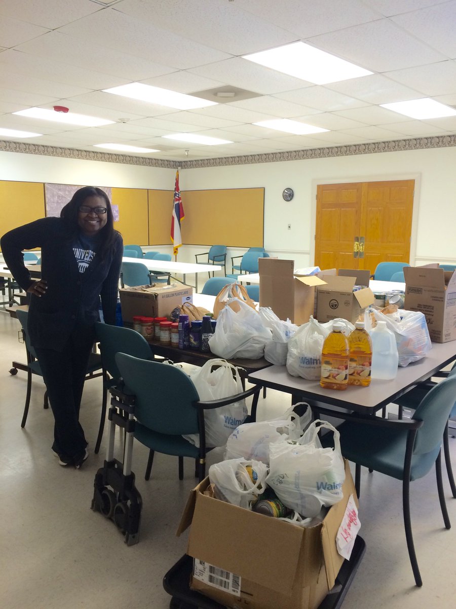 UMCollegeCorps's tweet photo. Thanks @UMCollegeCorps member La'Nell Moncrief for helping bring 300+ lbs of donations to her home, @ToHollySprings! https://t.co/8T9f5iCjZY