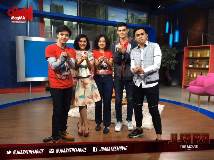MAGMAEnt's tweet photo. Makasih Teh @sarseh @SarahSechan_NET sudah seru2an brg #JUARAthemovie https://t.co/d3Lus60ecO #JUARAliveSarsehNET https://t.co/vyFbh7kD8R