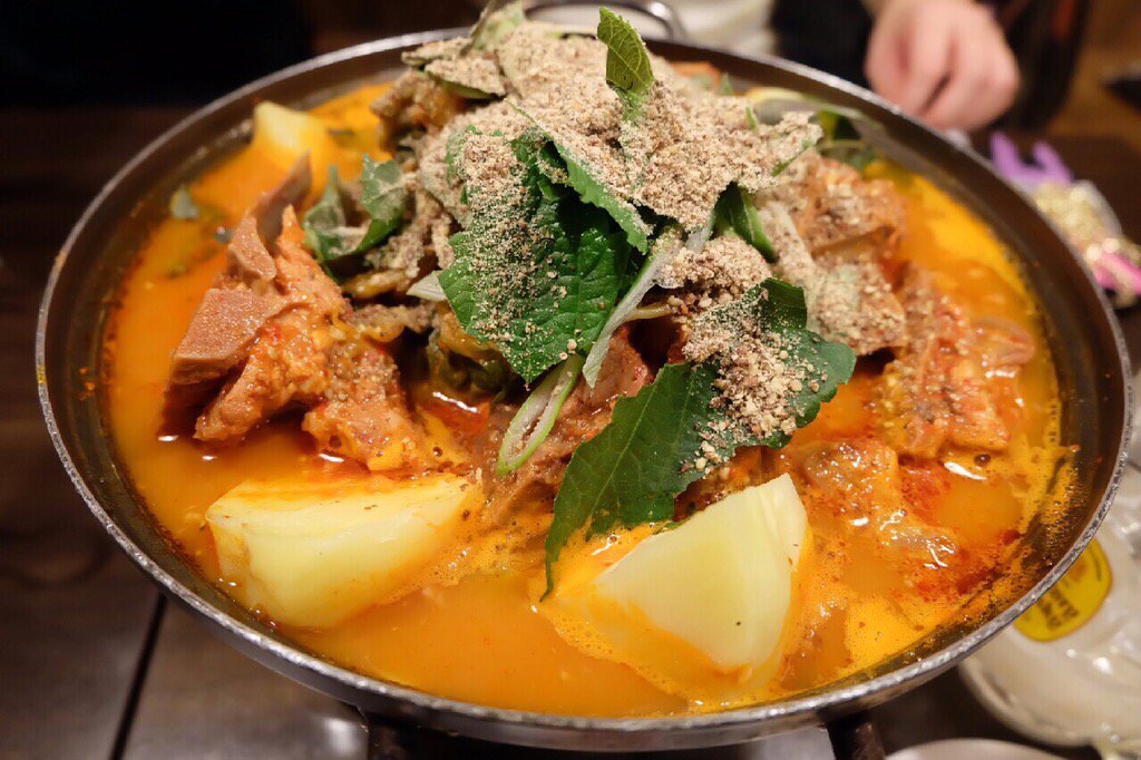 さくやは、カムジャタン鍋女子会〜!鶏とじゃがいもの、ぐつぐつ煮込みです(*^_^*)とっても辛いけどカラダあったまります。。 #兄夫食堂 #カ ...