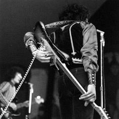 Twitter 上的 Sonnyboychan Sonnyboychan ジミヘン カートコバーン レイヴォーン 後ろ姿がやはり素敵です 後ろ姿で言えば4枚目も大好きです 一番左の方の後ろ姿からでもあの足を見れば誰だかわかります 3枚目srvとてもかっこいい T Co