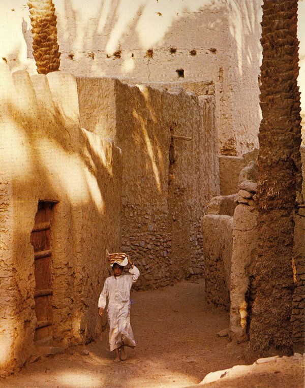 صبي في شقراء نهاية الستينات بطريق العودة لمنزله حاملآ الخبز كل شيء بالصورة يحكي.أول مخبز بشقراء أفتتحه أخوين حضارمة