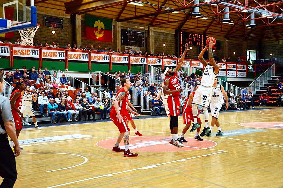 BrusselsBasket5's tweet photo. Good defense, better offense. Rion Brown with the jumper! #OneTeamBrussels https://t.co/3XeVgvQuSE