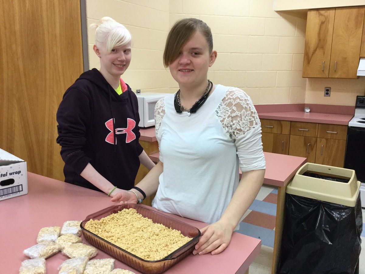 TSB_TechAmandaB's tweet photo. #ECC easy day - rice Krispy treats! Maybe these beautiful girls will share with you 😀 @TSB_Tigers https://t.co/1KuBLNKThp