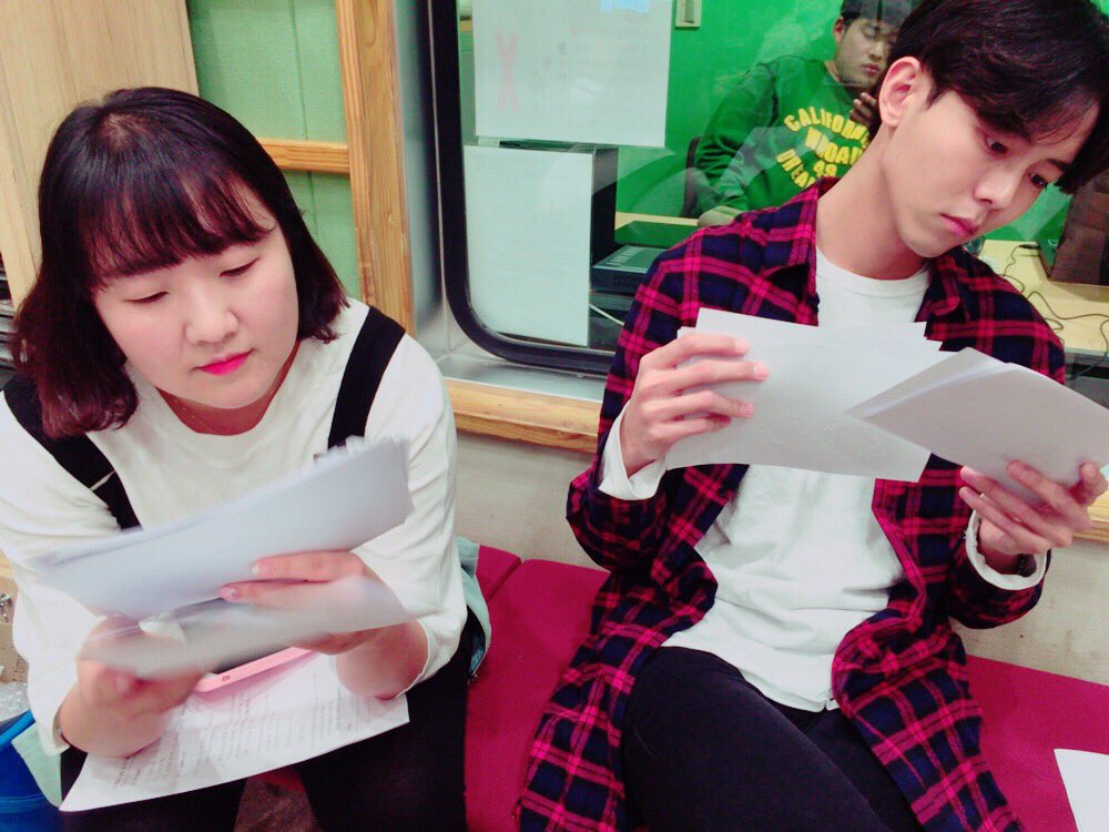 kbs_volume's tweet photo. #라면 먹고 갈래요?! 오늘 처음으로 함께 했는데요. 볼륨가족들이 직접 적어주신 사연을 하나하나 살펴보고 있는 #수지 #우재 😉 진지하다!! ㅋㅋ 이번 특집은 금요일까지 이어집니다~ 많이들 놀러오세요 ^^ https://t.co/E0tNLirc1q