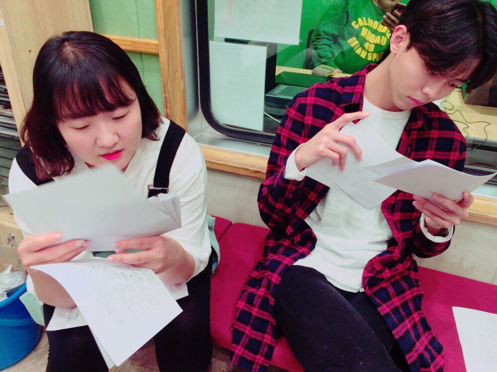 kbs_volume's tweet photo. #라면 먹고 갈래요?! 오늘 처음으로 함께 했는데요. 볼륨가족들이 직접 적어주신 사연을 하나하나 살펴보고 있는 #수지 #우재 😉 진지하다!! ㅋㅋ 이번 특집은 금요일까지 이어집니다~ 많이들 놀러오세요 ^^ https://t.co/E0tNLirc1q