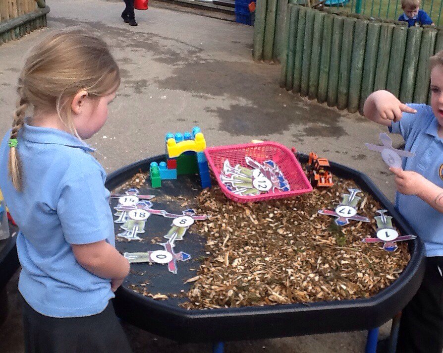 llanrhidianp's tweet photo. Year 1 finding odd and even numbers in their farm. #LlanMaths #LlanOut https://t.co/T8Hg3mGcWW