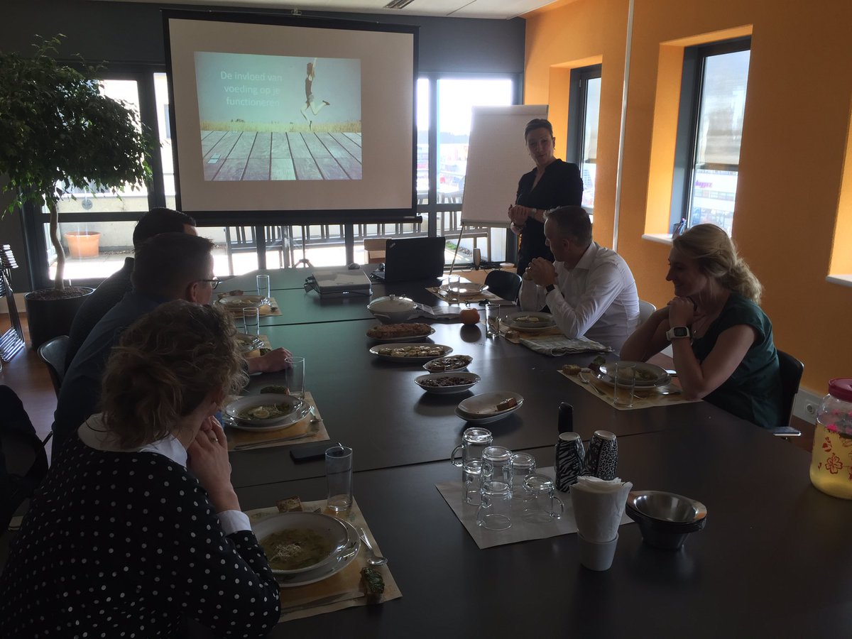 BooostersOnline's tweet photo. Interessante presentatie met goed verhaal en heerlijke gezonde lunch!Bedankt Karin! @food4balance https://t.co/8eRHoADs3z