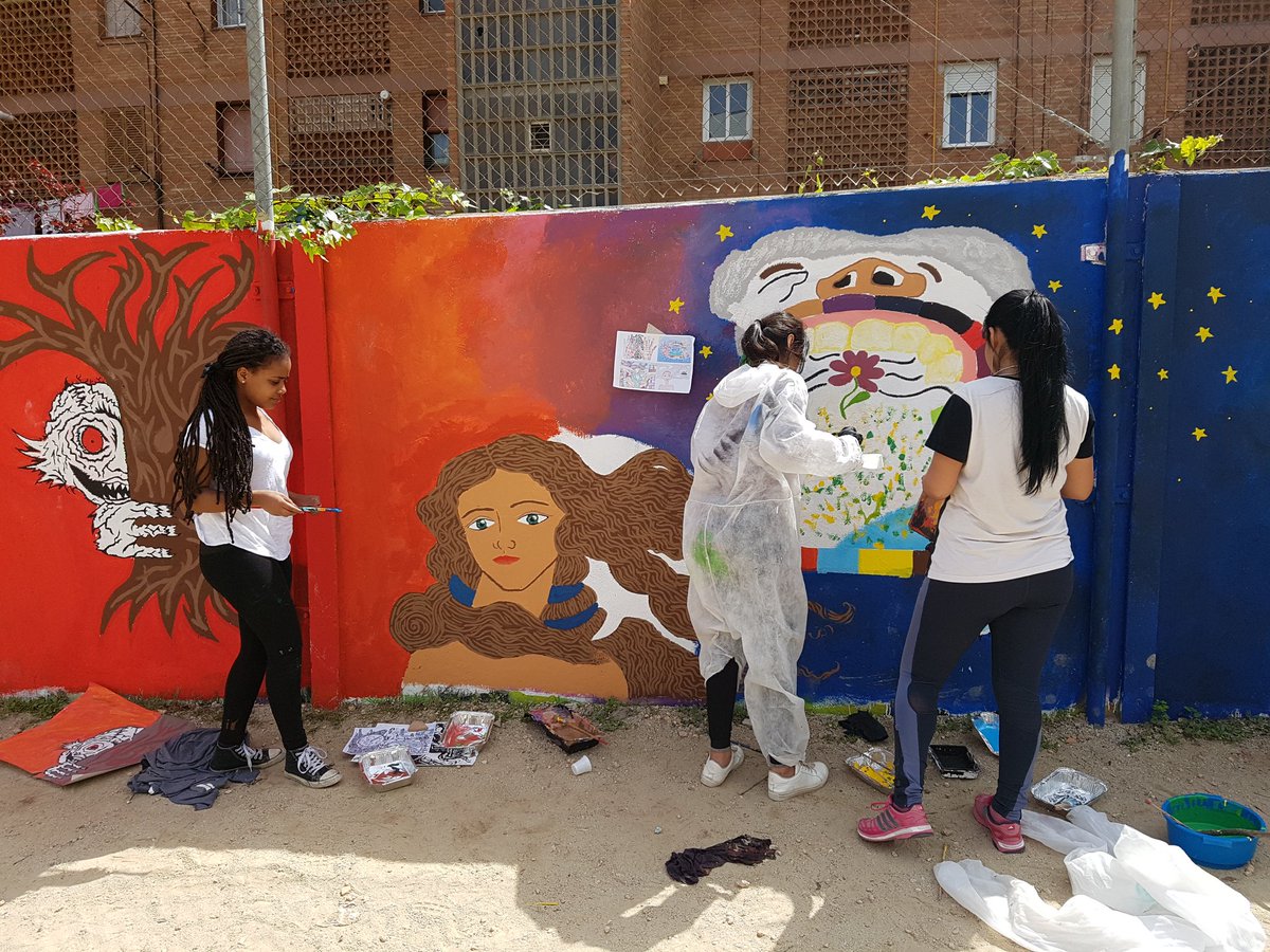 lamarta's tweet photo. Seguim fent realitat els somnis dels alumnes de 4tESO #TorrasiBages #LH #ProjecteGrafiti #SomColor @contorno_urbano https://t.co/y6m66xqvOm
