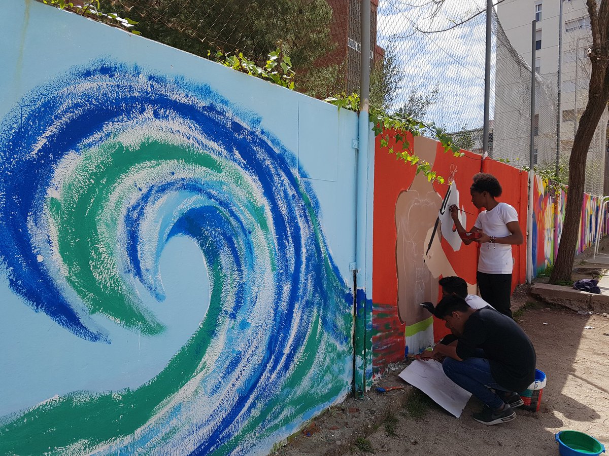 lamarta's tweet photo. Seguim fent realitat els somnis dels alumnes de 4tESO #TorrasiBages #LH #ProjecteGrafiti #SomColor @contorno_urbano https://t.co/y6m66xqvOm