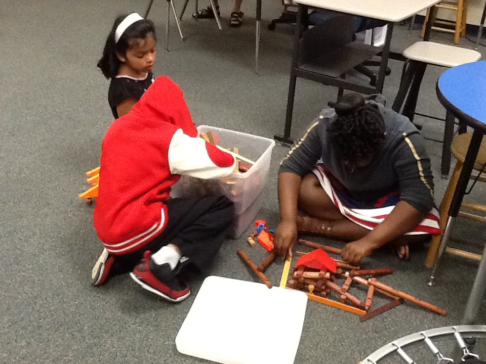 McNeals_Class's tweet image. Teamwork and Cooperation. Building a town with Lincoln Logs! @BookmanRoad