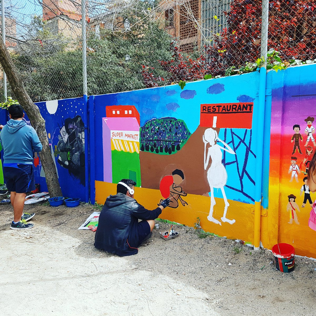lamarta's tweet photo. Fantàstic treball dels alumnes de 4t d'ESO al pati del #TorrasiBages #LH #ProjecteGrafiti #SomColor @contorno_urbano https://t.co/IxzKlSH35T