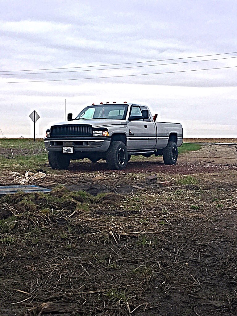 codyhopman's tweet photo. #trucktuesday @TbredDiesel @zach_baty @rollincoalclub #cummins https://t.co/Y3gSstSfir