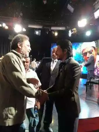 sumonkhan892761's tweet photo. .
Shah rukh Khan @iamsrk shakes hands with and hugs Prannoy Roy in NDTV studios
#3DaysForFAN @AsmaMnh16 @gcje24 https://t.co/JfR92OMqSq