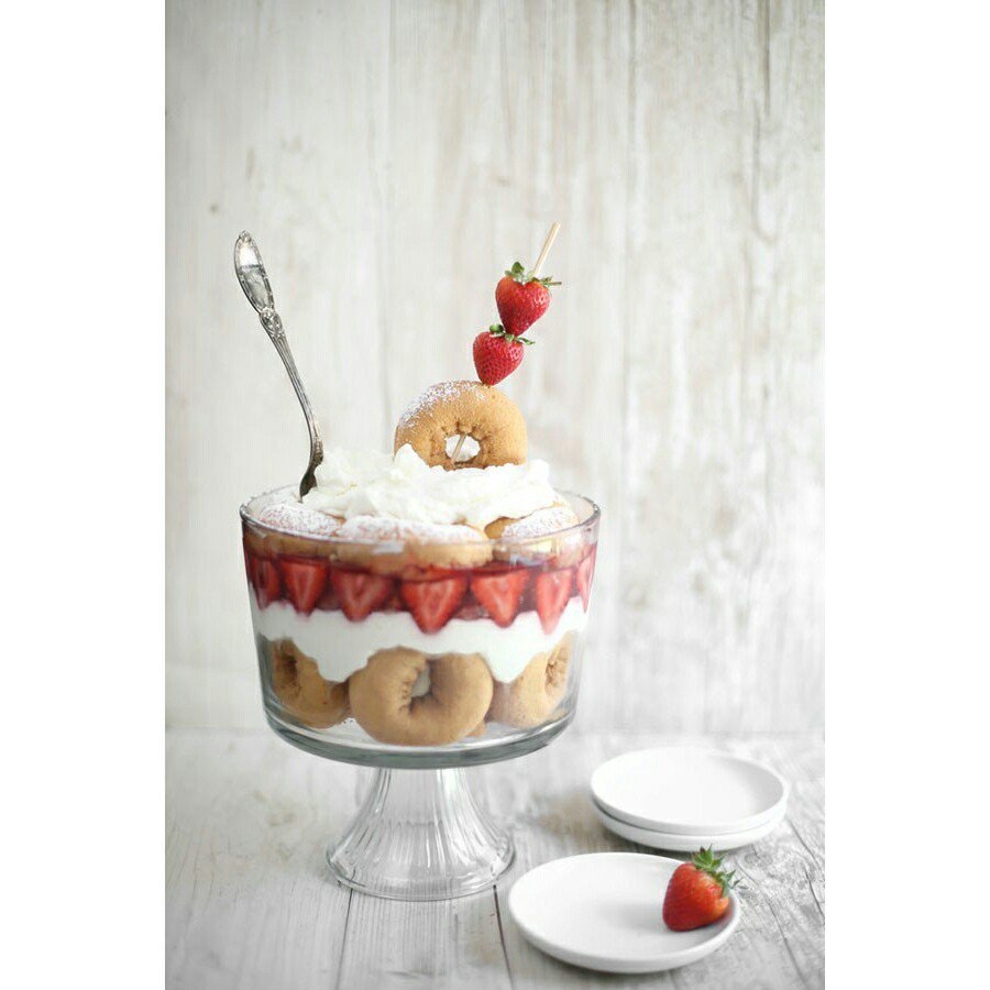 CutestFood's tweet photo. Strawberry Shortcake Donut Trifle https://t.co/my3CgN5YMo