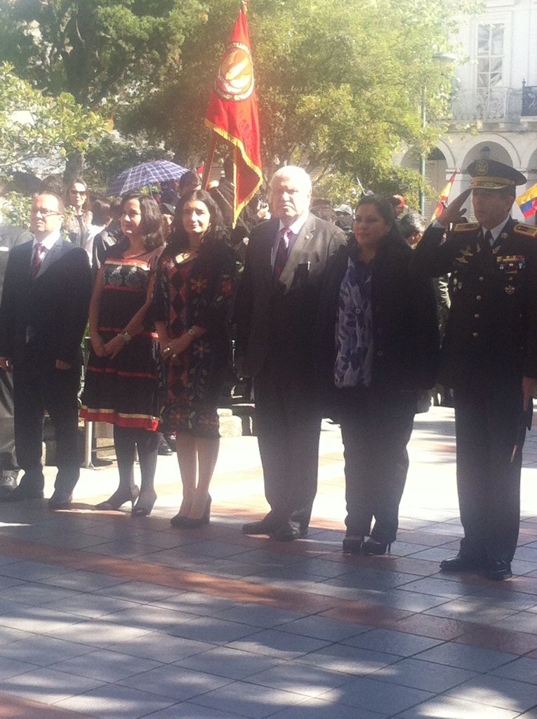 Ahora: Entrega de ofrendas florales en el Parque Calderon #Cuenca459años <a href="/tomebamba/">La Voz del Tomebamba</a>
