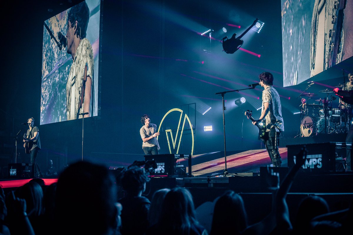 TheVampsBrad's tweet photo. Throwing tings. https://t.co/AgiTlXlud3