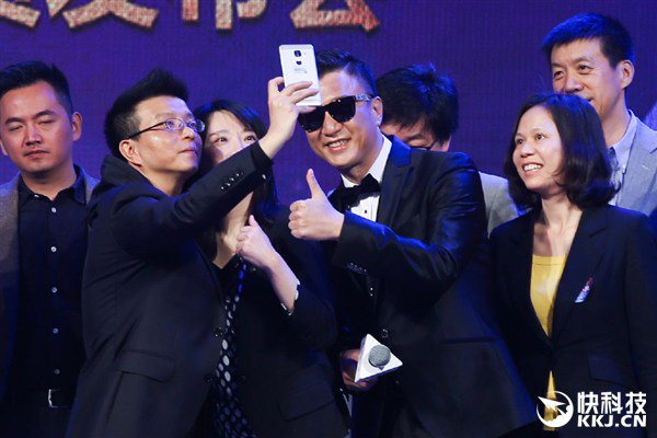Gizchina's tweet photo. I Spy a LeTV Le2 snapping selfies #letv #letvle2 #android #phone #tech #gizchina @letv https://t.co/d4xaK5KGdi https://t.co/YSP29DUpFo