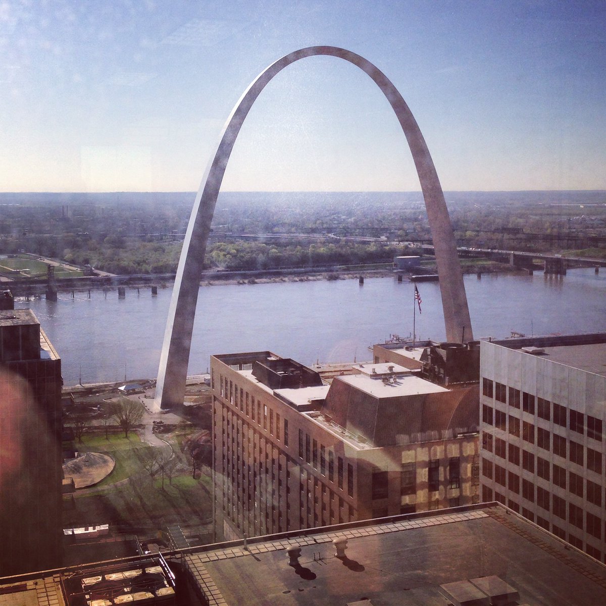 jeaniesmithstl's tweet photo. Drop off a DVD on the 27th floor of the #metropolitanbuilding! Not a bad assignment @gatewayarchstl #STL @ksdknews https://t.co/jeJTno0jxt