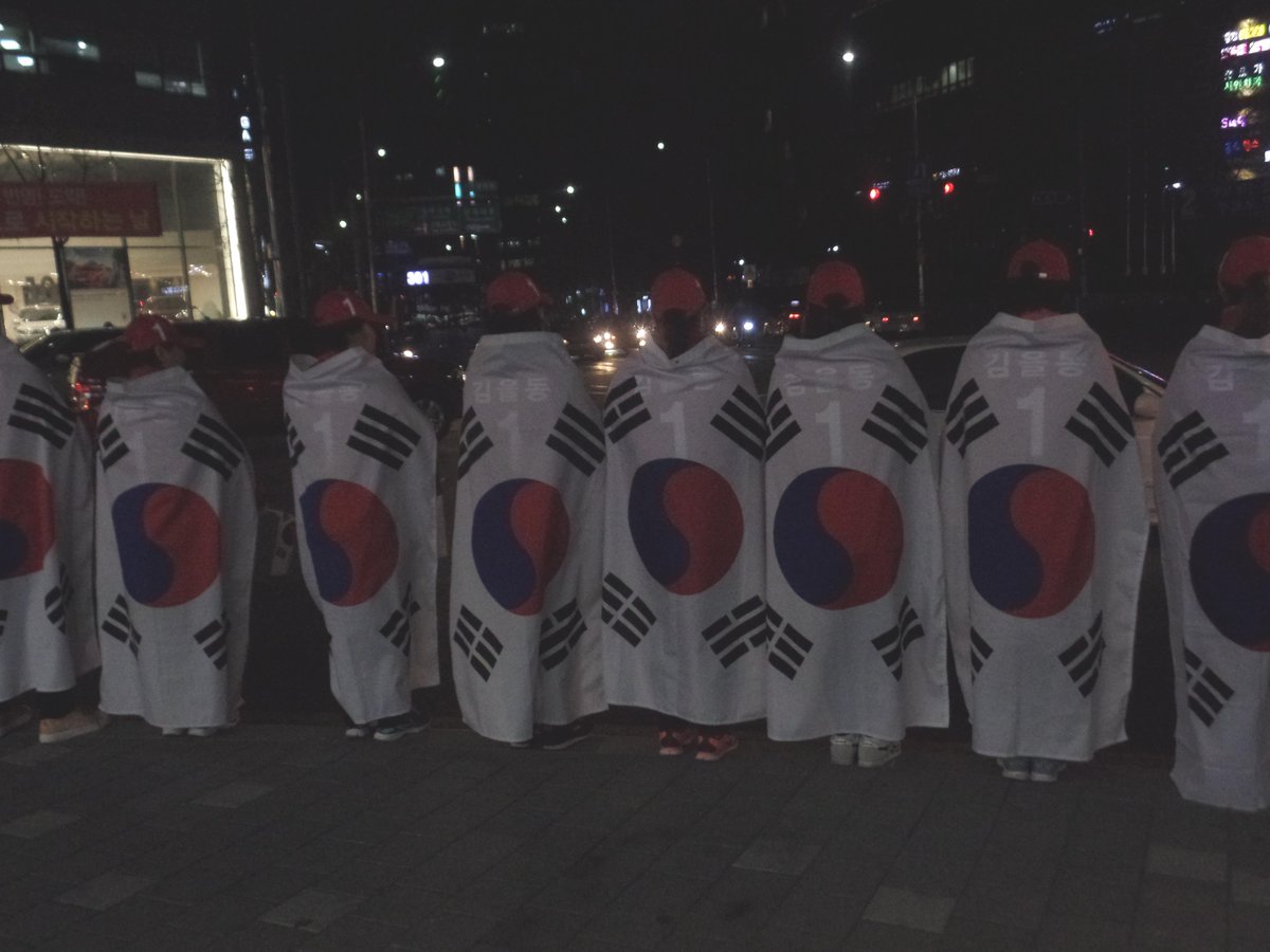 euldongkim's tweet photo. 그동안 고생한 직원들과 선대위 식구들, 선거사무원 여러분, 당원여러분들, 주변 상가 시민여러분, 자원봉사 여러분, 응원과 격려로 힘을 보태주신 모든분들...정말 감사합니다.
그동안 수고많으셨습니다! https://t.co/i3VNIFILxc