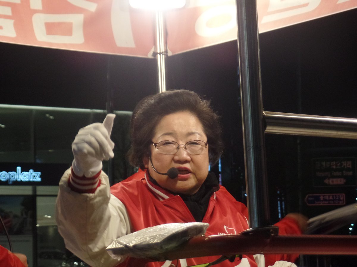 euldongkim's tweet photo. 그동안 고생한 직원들과 선대위 식구들, 선거사무원 여러분, 당원여러분들, 주변 상가 시민여러분, 자원봉사 여러분, 응원과 격려로 힘을 보태주신 모든분들...정말 감사합니다.
그동안 수고많으셨습니다! https://t.co/i3VNIFILxc