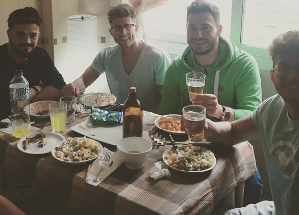 FansComandoAve1's tweet photo. ya dije que era una amistad para siempre #ComandoAve @adrianlopezalva @Chivinistas @gonzalomontoya9 @charlimontoya https://t.co/GKS5CnaYkL