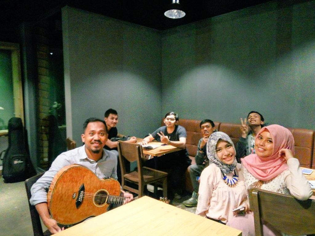 Cah songwriting club alias meet up <a href="/soundcloudID/">Soundcloud Indonesia</a> di <a href="/kopidimana/">Biskuit $TOY $EVER</a> malem ini. Seru! Selasa depan kudu lebih rame~ 😗❤
