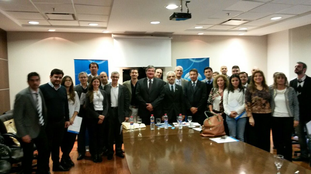 EmprendeIAE's tweet photo. Hoy presentamos #navesIAE en Córdoba junto al Banco Macro! +info http:/bit.ly/1SdnKyt https://t.co/lmlmxONgLb