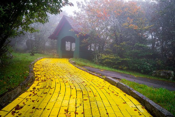 Заброшенный 35 лет назад парк развлечений "Волшебник страны Оз" выглядит круто и жутко buzzfeed.com/mbvd/eerie-ima…