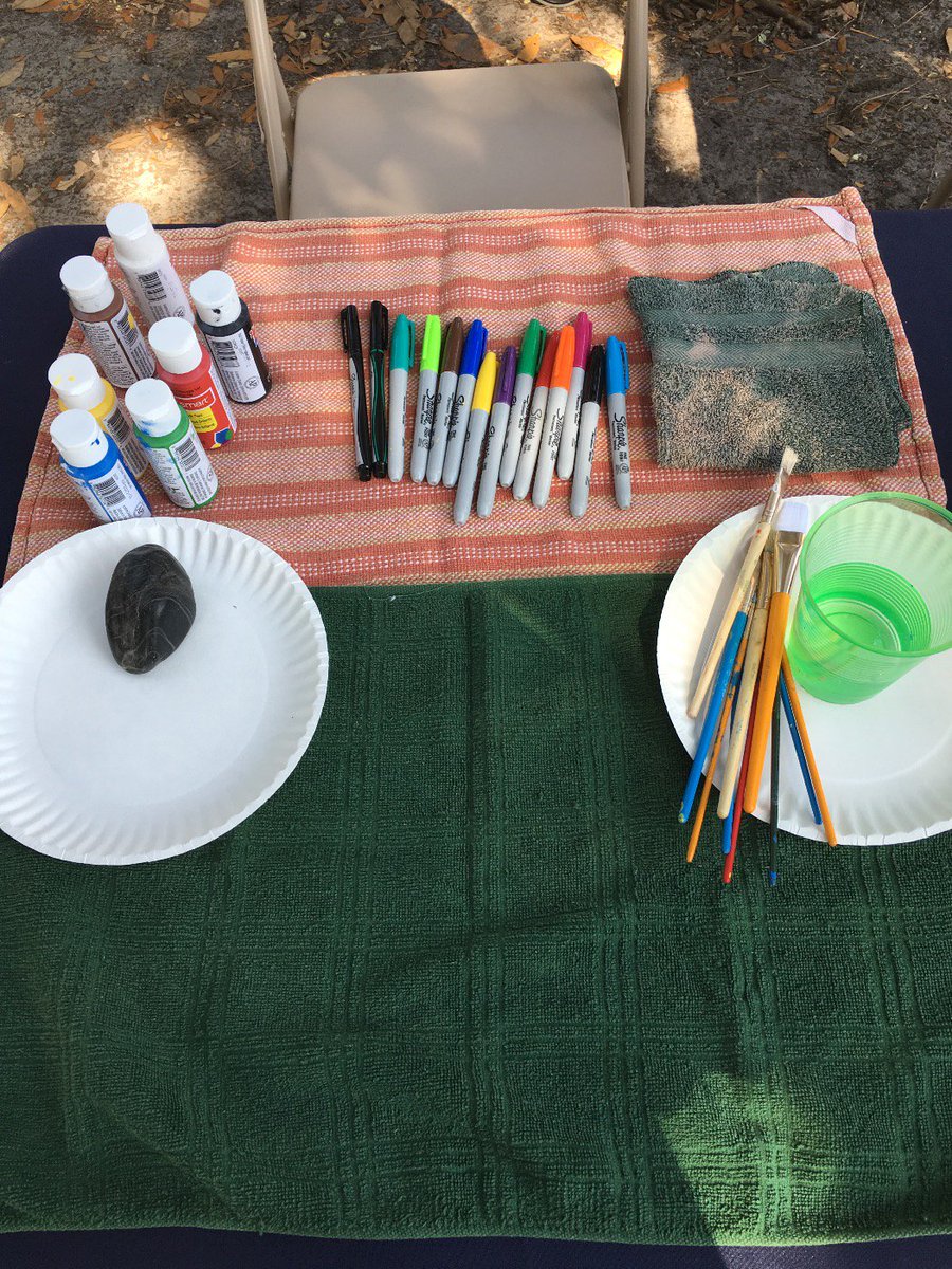 uf_ogl's tweet photo. Back at it again w/ painting in the plaza! Come join us for a relaxing chance to Paint Your World! #UFwithoutBorders https://t.co/hdcd0GuOhz