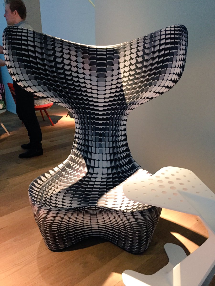 v_lorelle's tweet photo. Jolie: cette queue de poisson de #MacStopa pour @cappellini_ est le fauteuil #Drum avec imprimé optique. #Milan16 https://t.co/MPUwpnvsLN