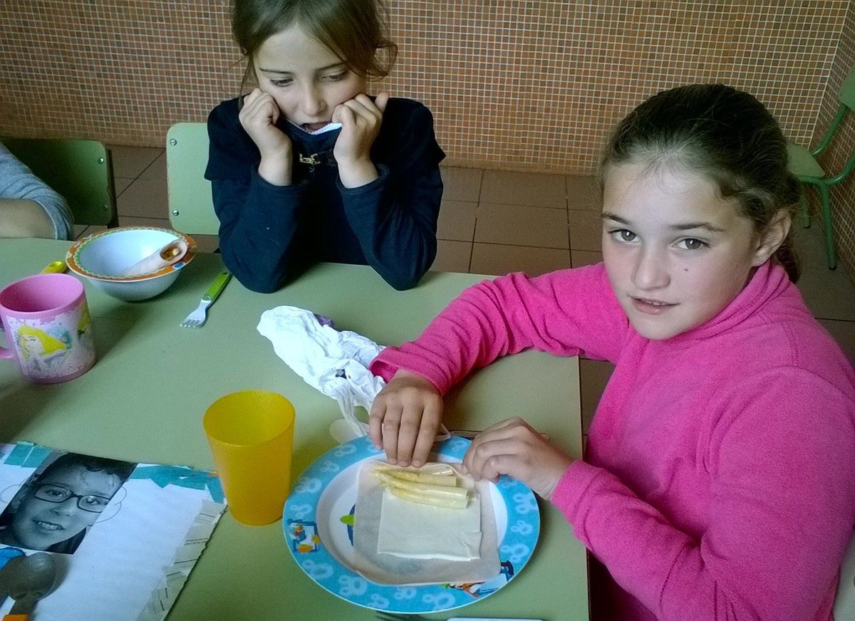crafloridaduero's tweet photo. Hoy en el #ColeChef de #Castronuño "Rollitos Primaverales" con #Esparragos #PreparoMiMerienda @educacyl @Salud_JCYL https://t.co/ZLvs7xRlKe