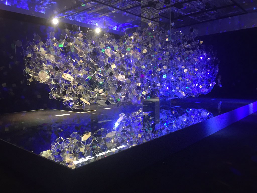 NOSIGNER's tweet photo. 刻一刻と変化します。Changing colors and motion.Exhibiting at Superstudio,Milano salone #AGC_Milan https://t.co/O7YBevgGdW