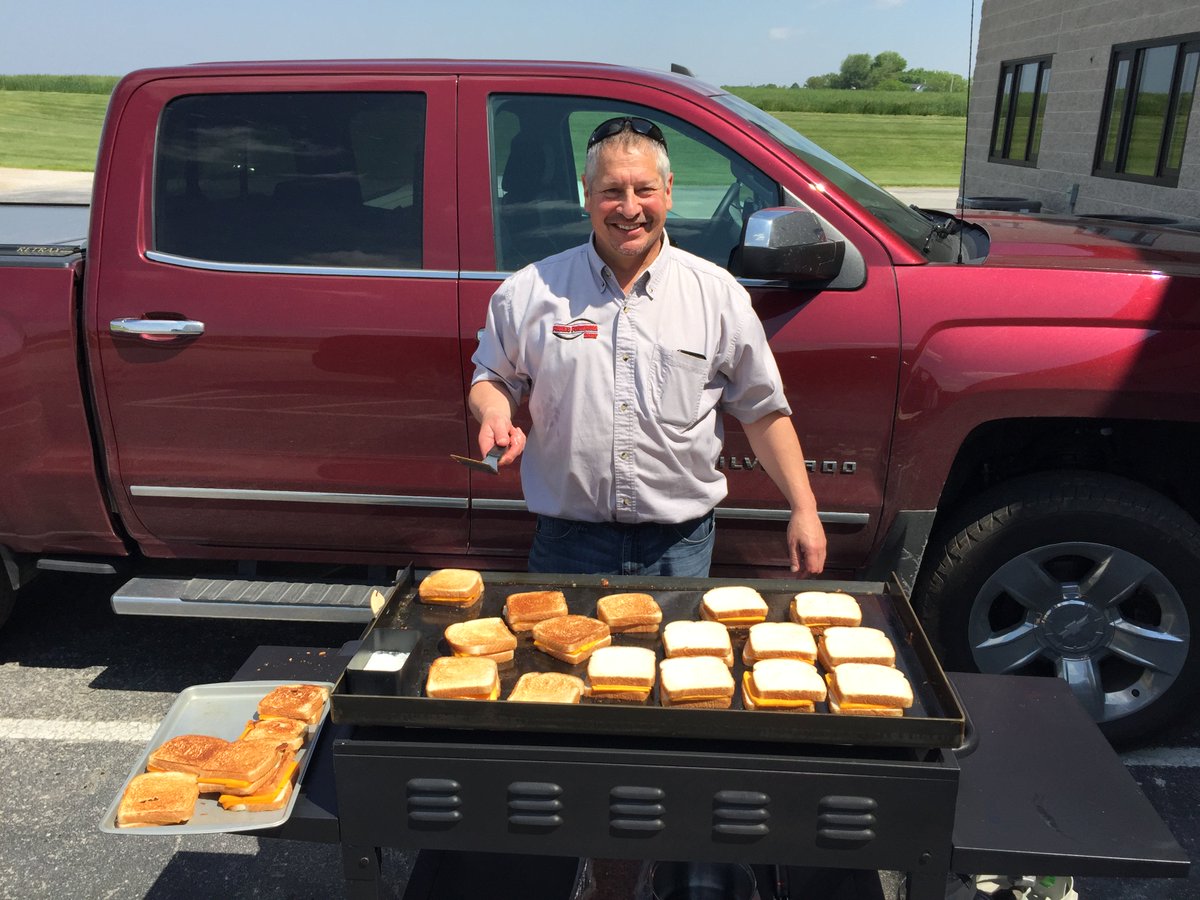 PagelsPonderosa's tweet photo. It's #NationalGrilledCheeseDay! Do you have a favorite grilled cheese recipe? #PonderosaFarmsteadCheese https://t.co/GMbX9goTiS