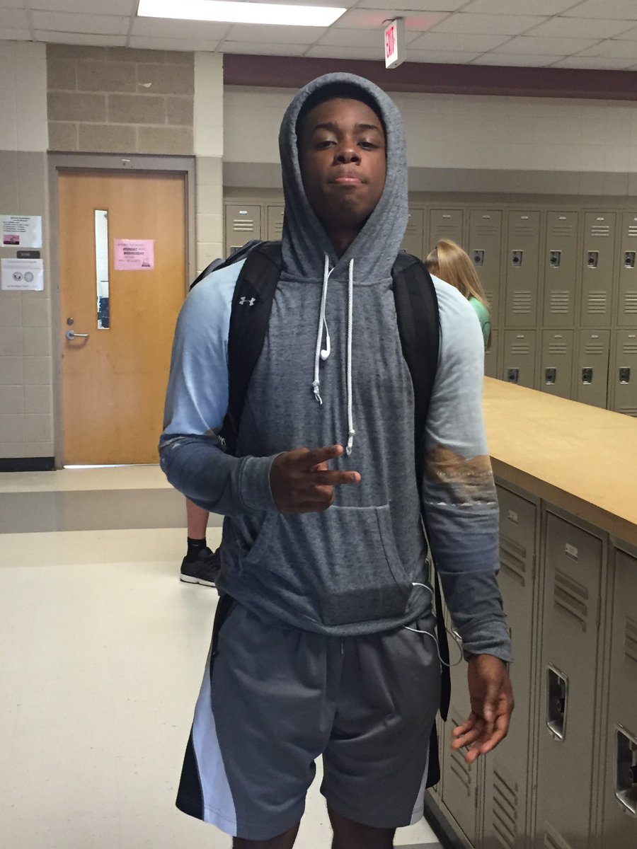 BigBucketsInc's tweet photo. 5'9 Combo Guard Jevontre Hills @x__chuck signs with Big Buckets Inc. https://t.co/x6s2zOVItu