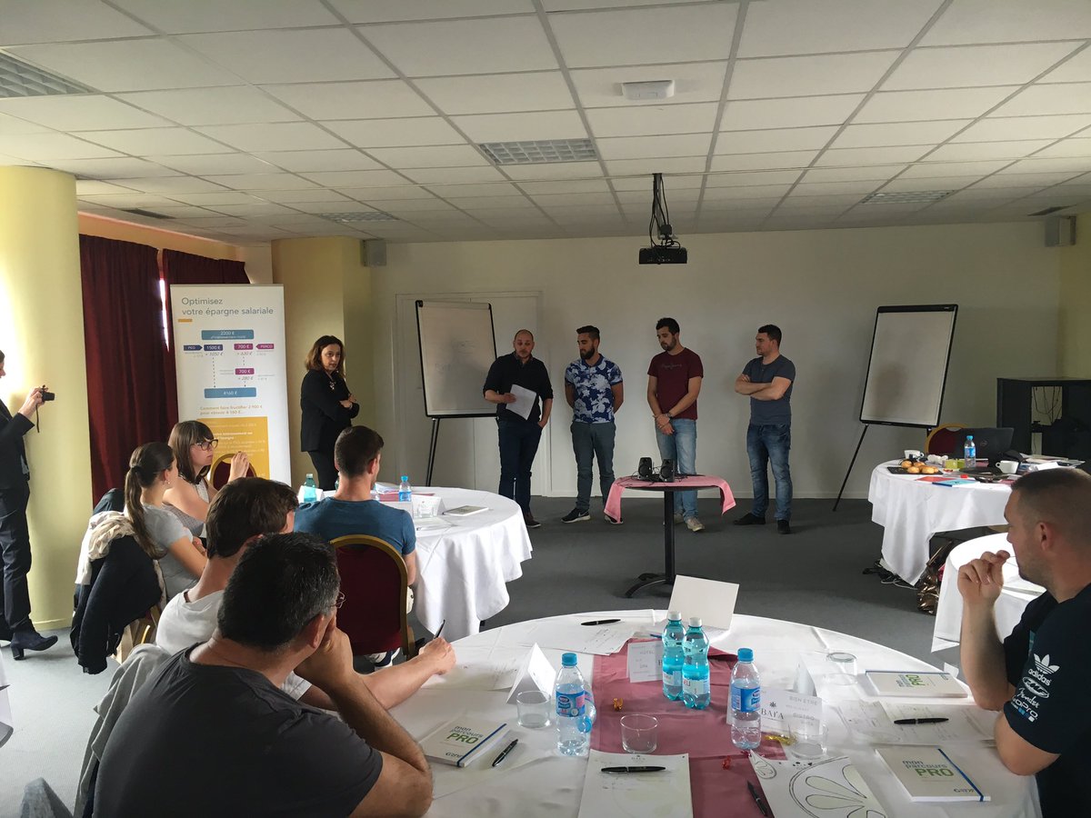 MARTIN_PG_'s tweet photo. Les jeunes embauchés de la DR SO présentent leurs métiers les uns aux autres. Echanges et enthousiasme ! https://t.co/fWa9LlQL9V