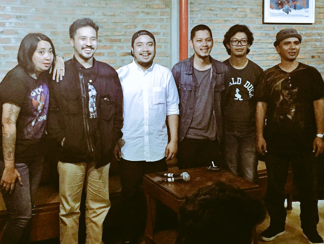 Tuan rumah @ughatattoo <a href="/__Re2__/">isok rumongso</a> dengan pembicara tamu #musikberbagi #19 <a href="/paviliun_28/">Kulinari Sinema</a>