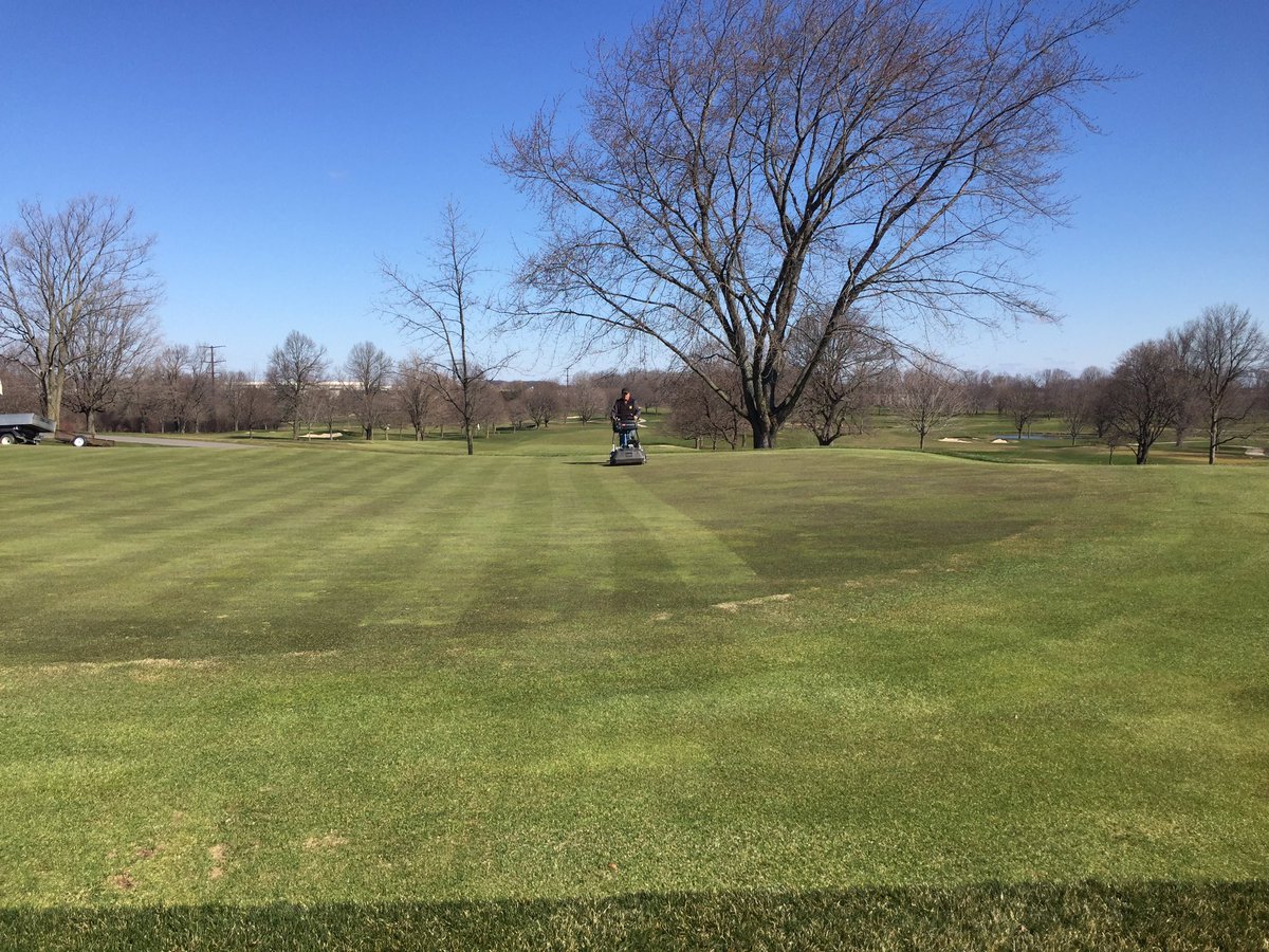 LeggyBent's tweet photo. "Mucho, MUCHO sacate, señor Mike!!" #firstmow #openingday https://t.co/UX8zdsyS8P
