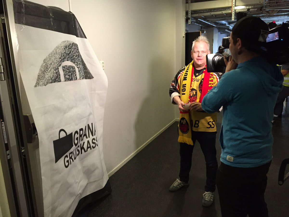BjornOldeen's tweet photo. Klacken skickar en passning, så Frölunda får nog ta på sig skridskoskydden idag.. #GranasGruskasse https://t.co/Sw4zZxWXh4
