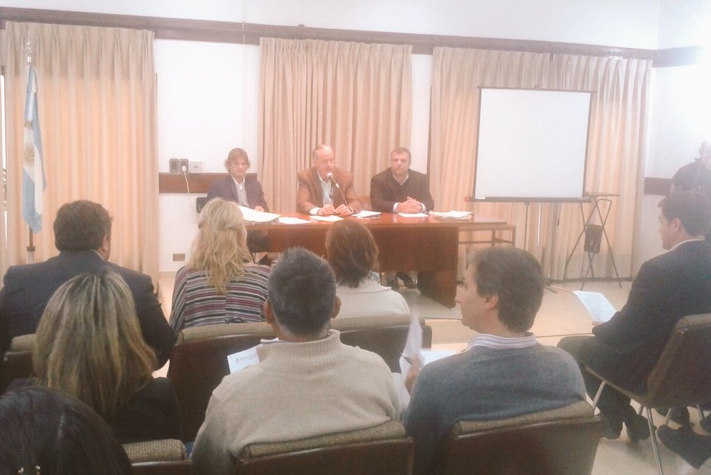 LautaroMazzutti's tweet photo. Primera sesión ordinaria del año 2016 en el Consejo Profesional d Ciencias Económicas @rociogiaccone @Maia_Leiva https://t.co/9dNvJO7rE0