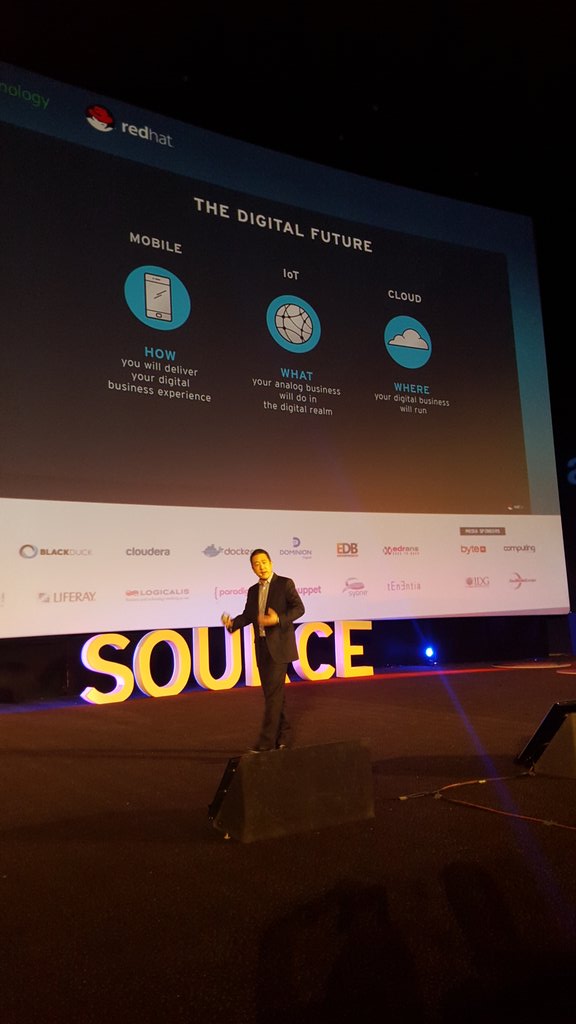 RedHatIberia's tweet photo. @bryanwche nos habla de las tecnologías que definirán el futuro #mobile, #iot #cloud #EnterpriseConference2016 https://t.co/NVT4S36xl3