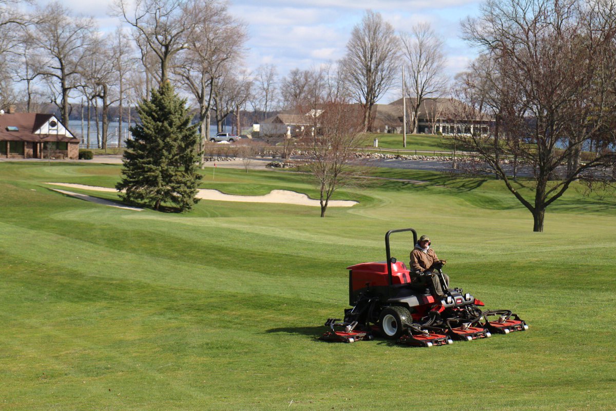 GLCCTurf's tweet image. Beginning to mow rough this week for the first time of the season with our @ToroGolf 4700D! #GLCC #GettingDeep