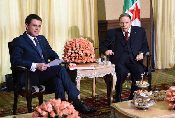 plolitique_'s tweet photo. -bon alors Mr Bouteflika que pensez-vous..
-Mr Valls ça sert à rien de lui parler, on l'a empaillé y'a deux semaines https://t.co/3co8OYRraB