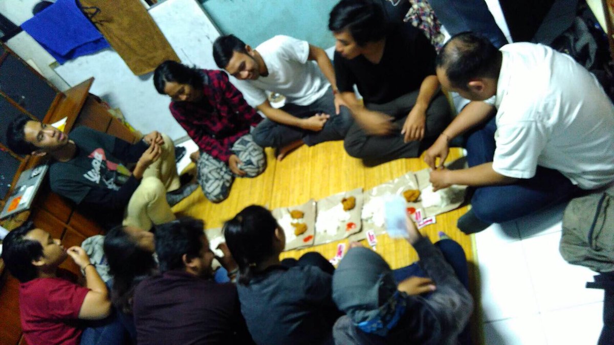 Makan malam bareng ketua <a href="/ForSemar/">FORKOM SEMARANG</a> dan bang acil! Selamat ulang tahun buat Farhan Arif!!! Selamat makan gratis semua