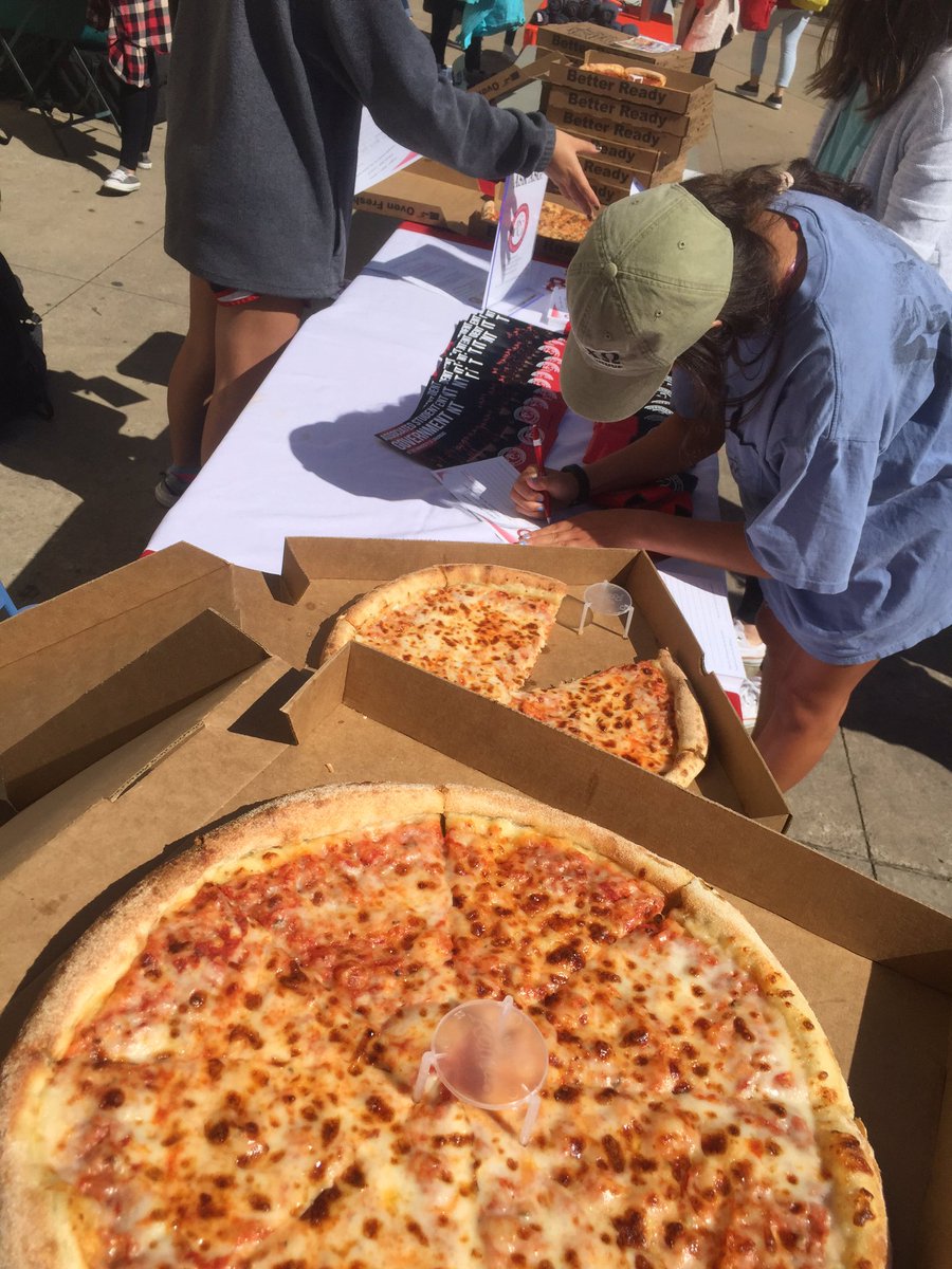 UARKASG's tweet photo. Come get free pizza if you write us a suggestion!!!! Thank you to @UofADistrict for catering for us!! 🍕🍕🍕🍕 https://t.co/Sm4N9te8dB
