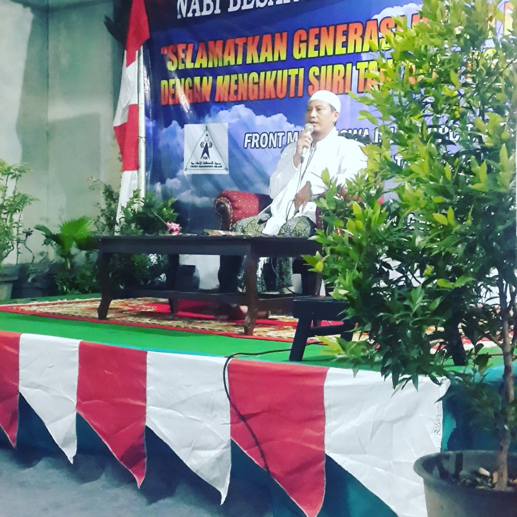 fmitangsel's tweet image. Habib besar FPI saat mengisi maulid nabi muhammad