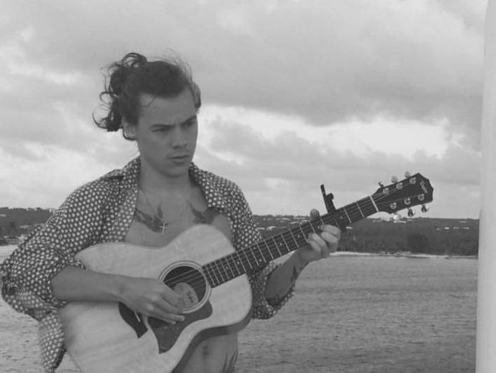 JuCasarrubia_'s tweet photo. Guitar. It has the name of Taylor @taylorswift13 @Harry_Styles
#haylor
#haylorisback
#tarry
#weRespecthaylor https://t.co/vkjuacLiF6