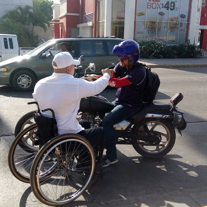 Ismaelarias25's tweet photo. MUY ENSTUSIASMADO SALUDANDO A TODA LA GENTE EN EL CRUCERO DEL BLVD. ENRIQUE SANCHEZ ALONSO Y ENRIQUE FELIX CASTRO https://t.co/rTmCXfkygQ