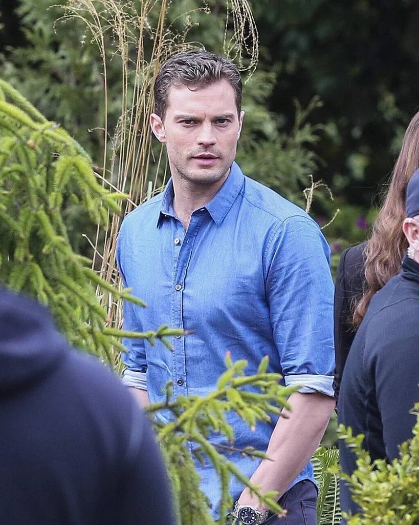 ayuyan1984's tweet photo. New pics of  Jamie on the set of #fiftyshadesdarker #jamiedornan #jamiers 🎬🎥🍍 by officialfiftyfans https://t.co/GaGIfzXx40